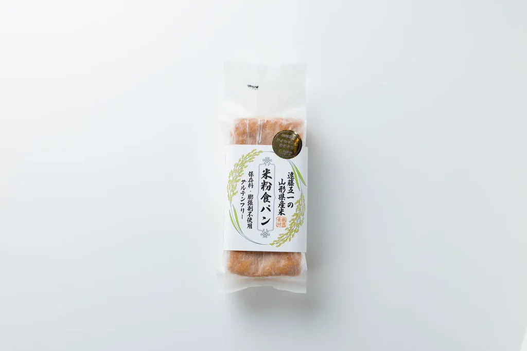 白い背景の上に置かれた米粉食パンの商品パッケージ。「遠藤五一の山形県産米米粉食パン」の表記が確認できる。